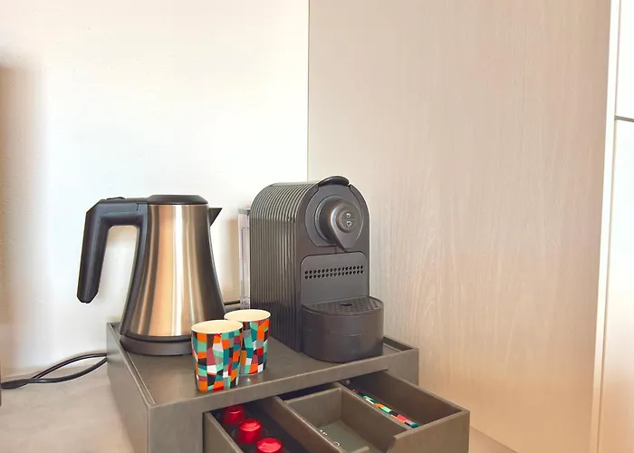 Sleeps 6 - Pool, Parking & Wifi - By Coral Appartement *