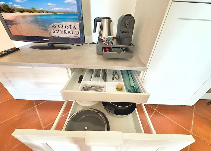 Sleeps 6 - Pool, Parking & Wifi - By Coral Appartement Porto Cervo