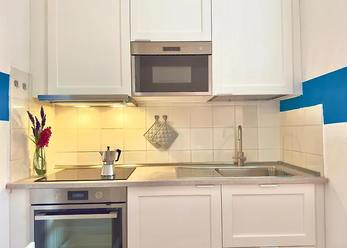 Sleeps 6 - Pool, Parking & Wifi - By Coral Appartement *
