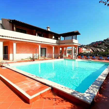 Sleeps 6 - Pool, Parking & Wifi - By Coral