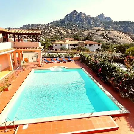Sleeps 6 - Pool, Parking & Wifi - By Coral
