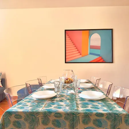 Sleeps 6 - Pool, Parking & Wifi - By Coral *