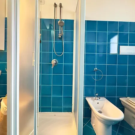 Sleeps 6 - Pool, Parking & Wifi - By Coral Apartment *