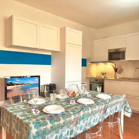 Sleeps 6 - Pool, Parking & Wifi - By Coral