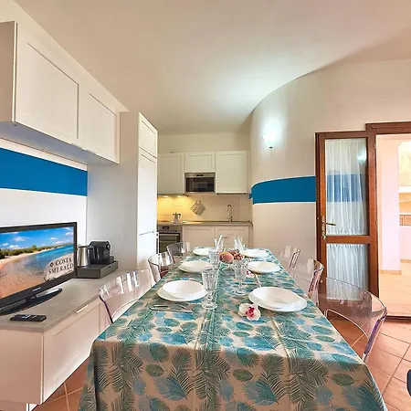 Apartment Sleeps 6 - Pool, Parking & Wifi - By Coral