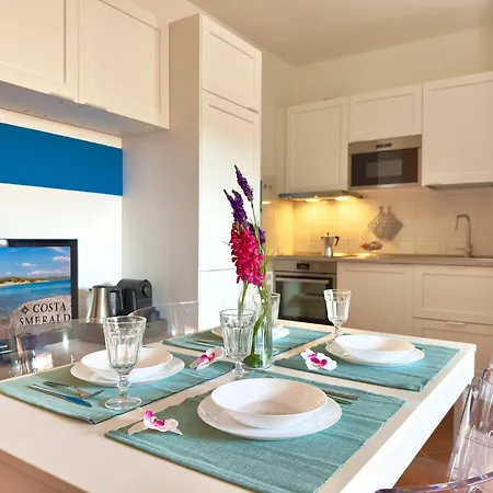 Apartment Sleeps 6 - Pool, Parking & Wifi - By Coral *