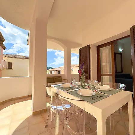 Apartment Sleeps 6 - Pool, Parking & Wifi - By Coral