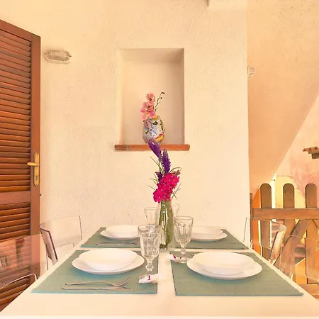 Apartment Sleeps 6 - Pool, Parking & Wifi - By Coral Porto Cervo