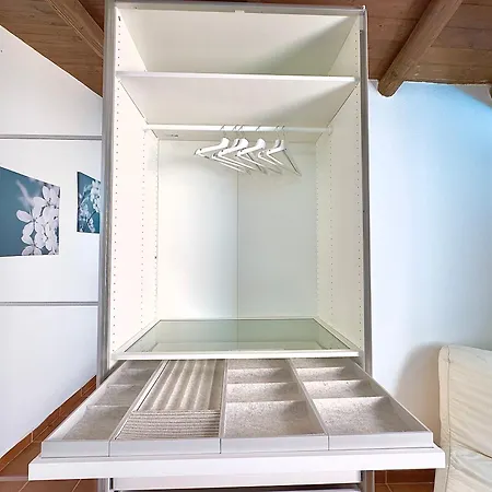 Apartment Sleeps 6 - Pool, Parking & Wifi - By Coral
