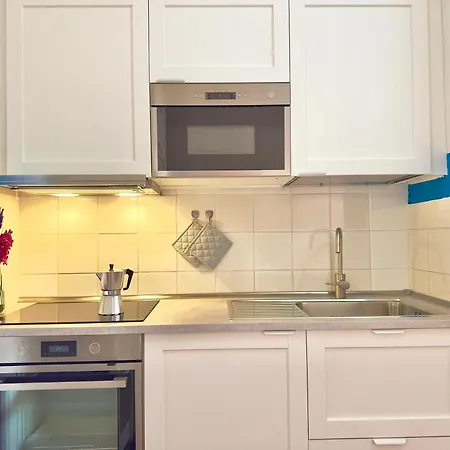 Sleeps 6 - Pool, Parking & Wifi - By Coral Apartment *