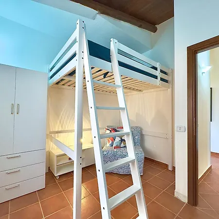 Sleeps 6 - Pool, Parking & Wifi - By Coral *